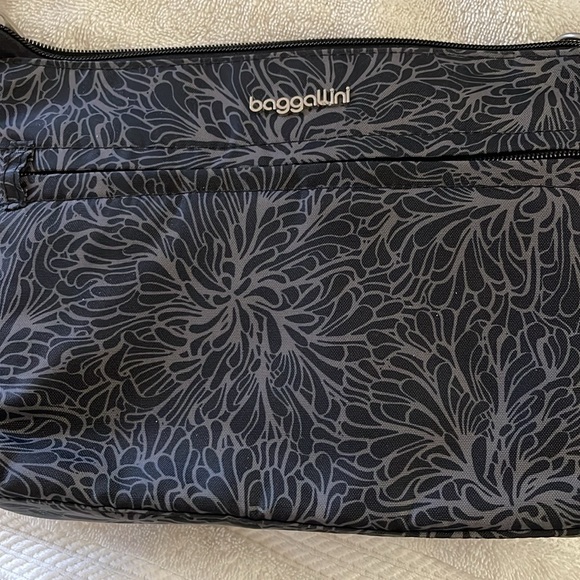 Baggallini Securtex Anti theft Memento crossbody bag - Picture 2 of 12